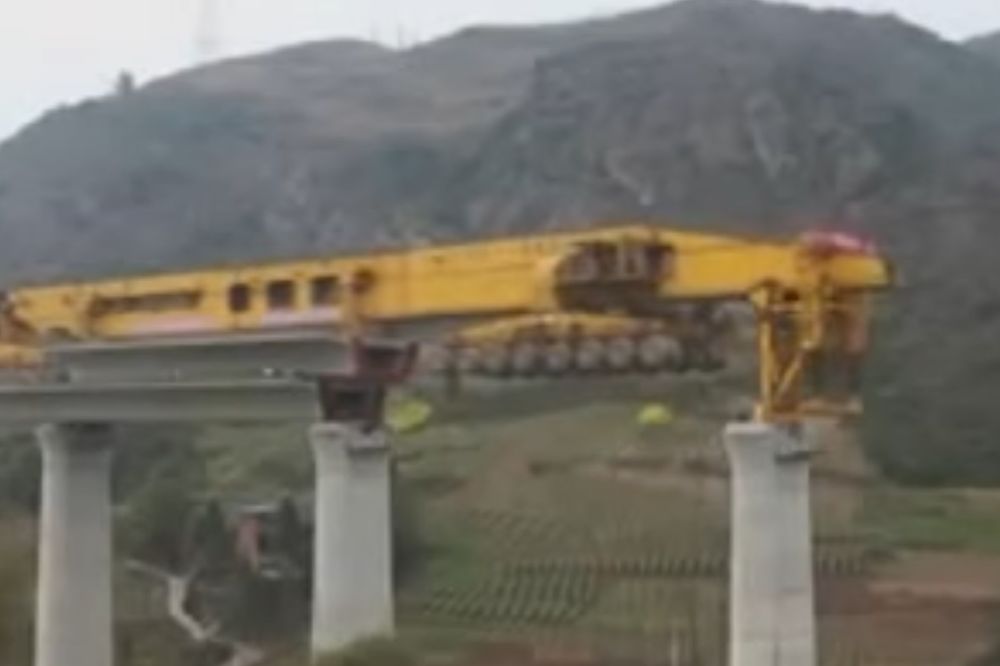 (VIDEO) OVO JOŠ NISTE VIDELI: Kako Kinezi grade most uz pomoć mašine-čudovišta!