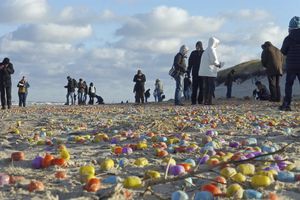 (VIDEO) KAKO SU SE SAMO DECA RADOVALA: More izbacilo hiljade kapsula sa igračkama iz čokoladnih jaja
