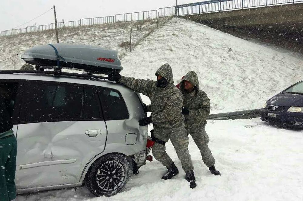 SPASAVANJE ZAVEJANIH I POVREĐENIH: Niški odred Žandarmerije uspšeno deblokirao put