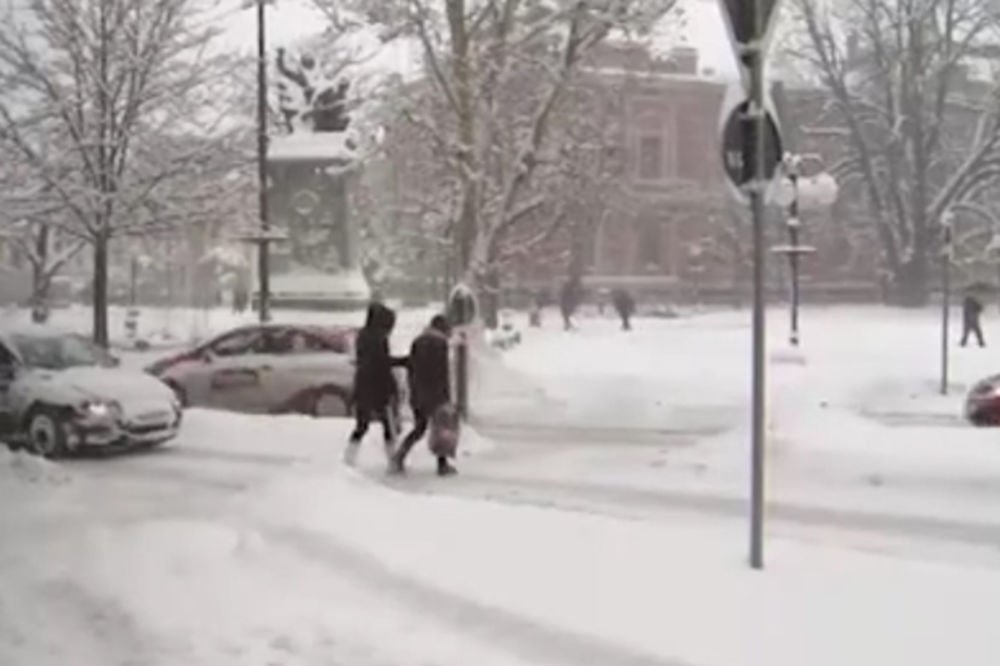 (KURIR TV) ZAJEČAR: Sneg bez prestanka pada skoro ceo dan, većina puteva prohodna