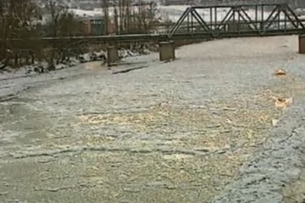 (VIDEO) BOSANCI OVO NE PAMTE: Reka Bosna potpuno zaledila!