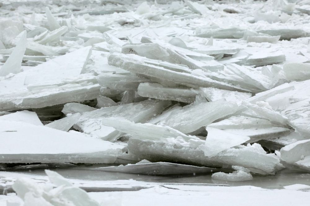 JAGODINA: Sunce topi sneg, ali led na Velikoj Moravi ne popušta