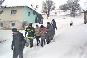 ALARMANTNO ŠIROM SRBIJE: Sneg ne prestaje da pada, EVAKUISANO više od 130 osoba