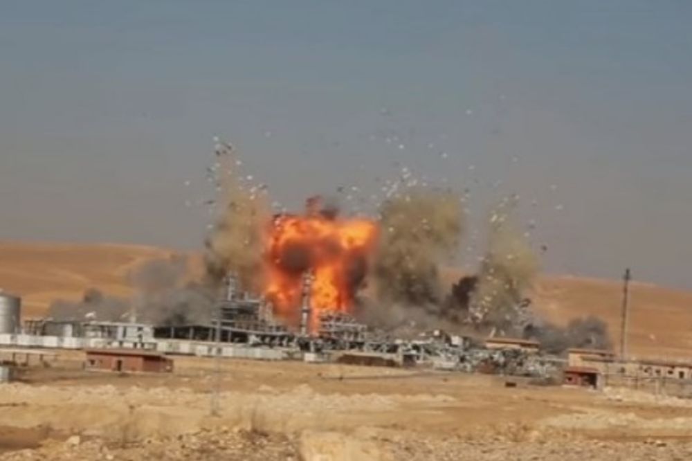 (VIDEO) SVE NESTALO U TRENU: Pogledajte kako ID uništava hrvatska naftna postrojenja u Siriji!