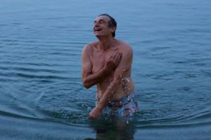 (VIDEO) KAD GA VIDIŠ DA SE SMRZNEŠ: Šibenčanin se kupa u moru iako je debeli minus!