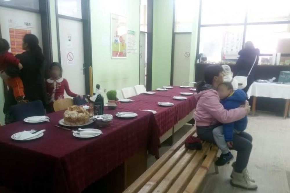 NEOBIČAN PRIZOR U NIŠKOJ AMBULANTI: Roditelji sa bolesnom decom čekaju pregled za slavskim stolom?!