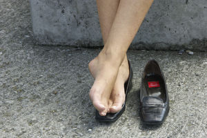 PROBAJTE ODMAH: Gljivice na stopalima nestaju uz pomoć nečega što svakodnevno stavljate u USTA!