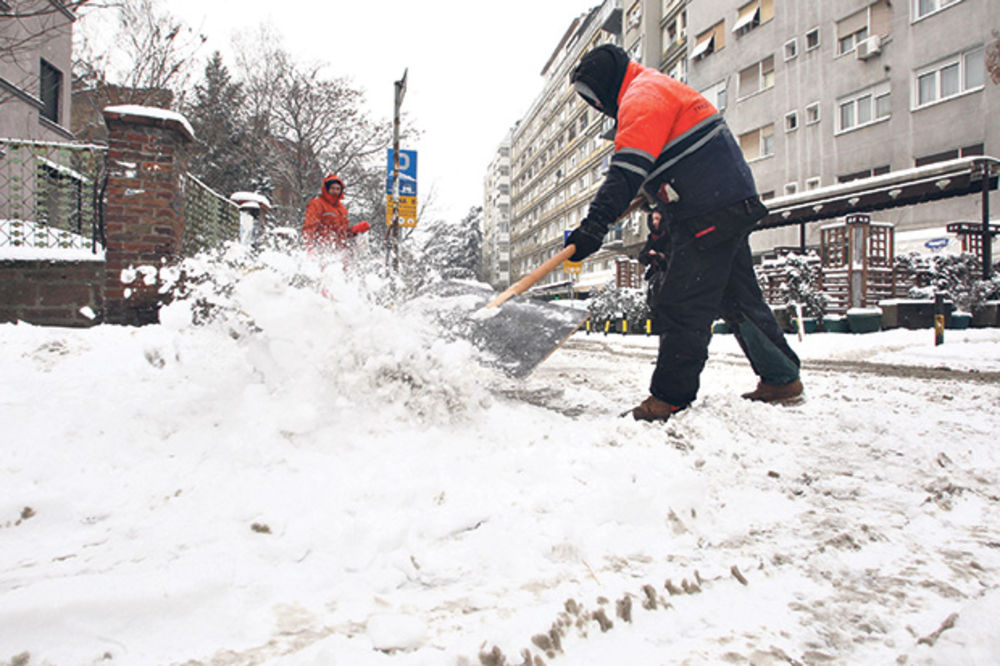 AKCIJA POSLE HAOSA: Počelo čišćenje snega u Beogradu