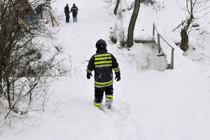 BRŽI OD BELE SMRTI: Gorska služba spasavanja evakuisala povređenu staricu iz zavejanog sela kod Babušnice