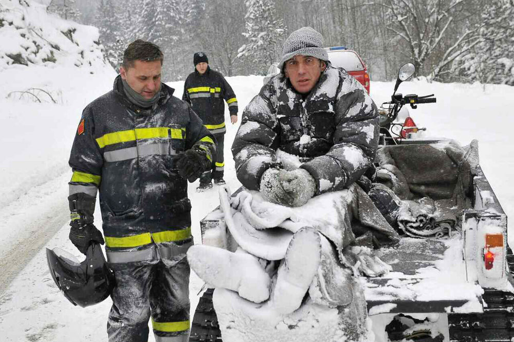 (VIDEO) HELIKOPTERSKE JEDINICE MUP U AKCIJI: Iz snežnih nanosa evakuisano 145, a spaseno 6 osoba!