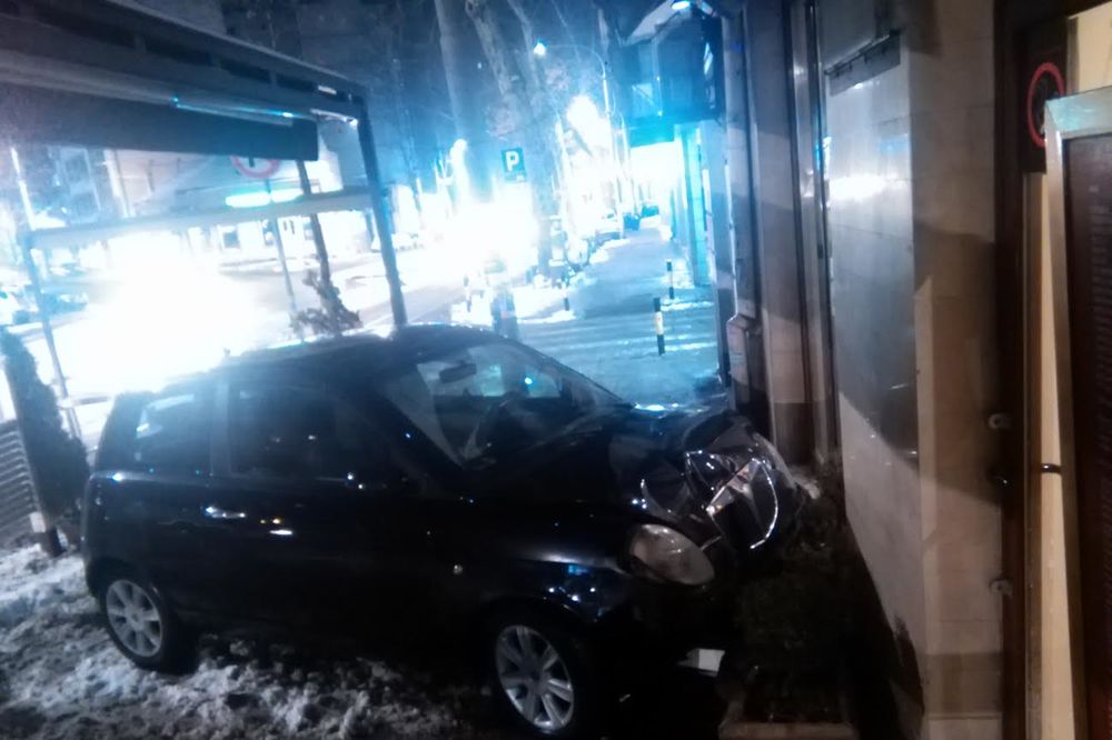 (FOTO): Uleteo autom u kafić!