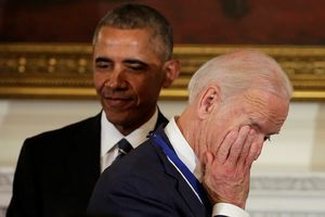 (VIDEO) I ON OTPLAKAO: Bajden pustio suze kad mu je Obama uručio najveće odlikovanje