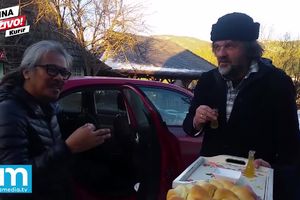 (KURIR TV) PIO RAKIJU I SLIKAO SE SA DOSTOJEVSKIM! Slavni režiser Lav Dijaz stigao na Kustendorf