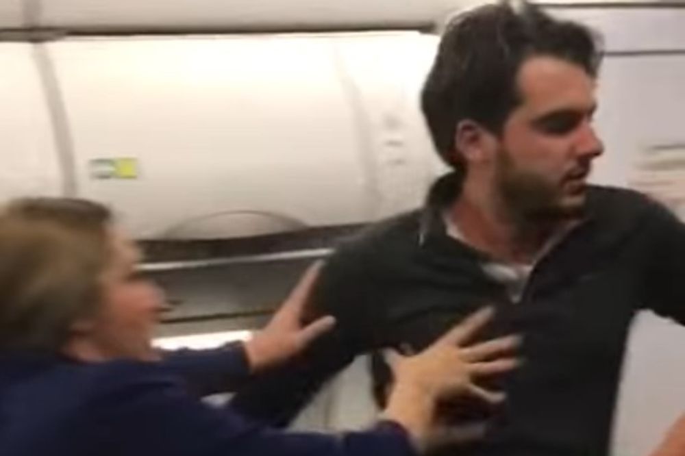 (VIDEO) AVION PRINUDNO SLETEO ZBOG TUČE PUTNIKA: Putnici i stjuardese jedva razdvojile učesnike
