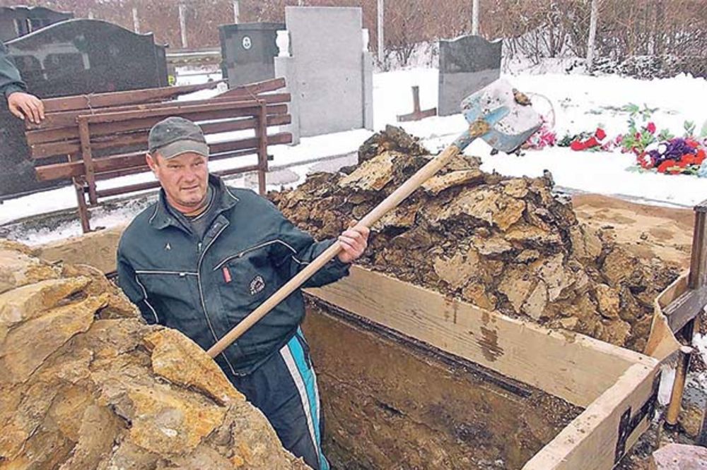 NA VEČNI POČINAK U ZALEĐENIM RAKAMA: Težak rad na gradskom groblju!