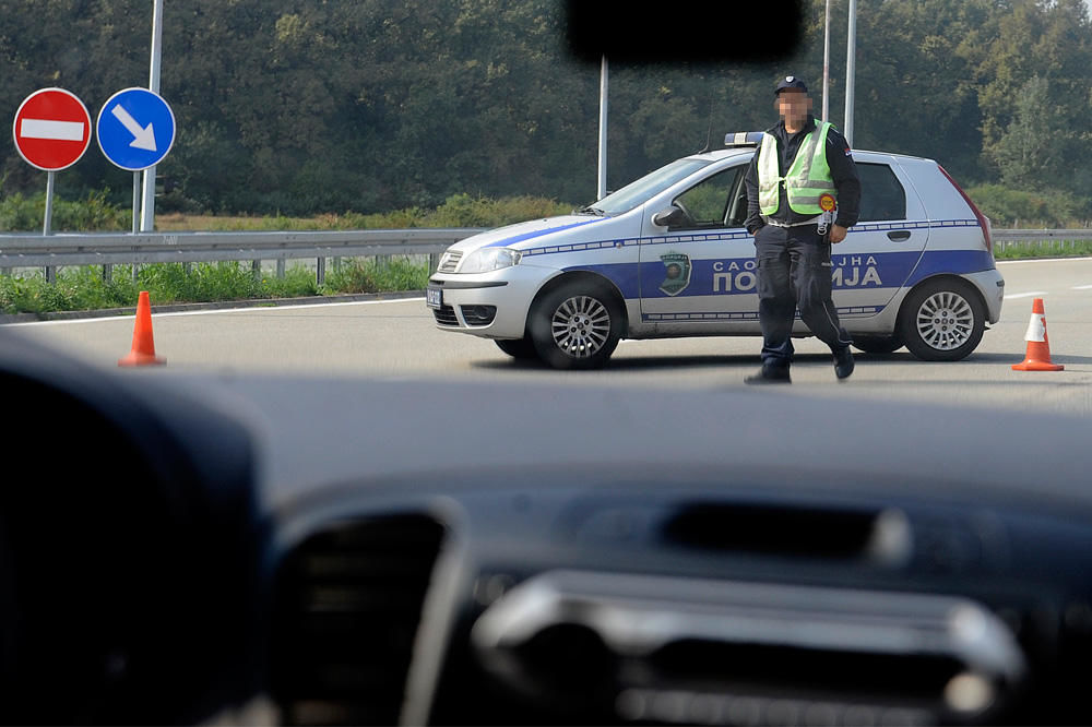 SUTRA POJAČANE KONTROLE SAOBRAĆAJNE POLICIJE: Provera pojaseva, razgovora mobilnim a biće i u civilu