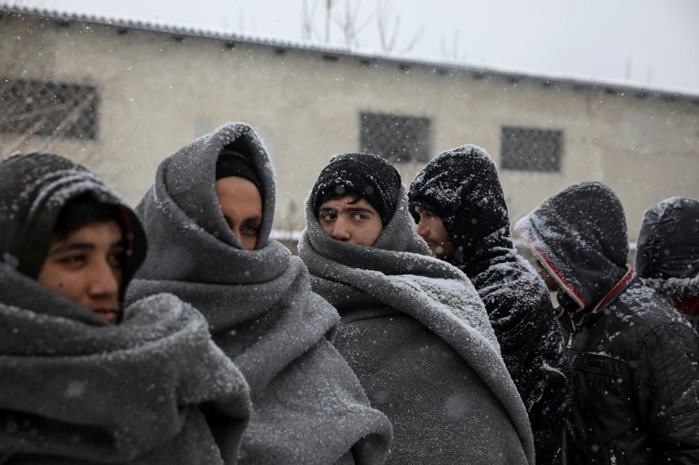 NISU IH HTELI NI AUSTRIJA NI MAĐARSKA Izbeglice po ciči zimi satima čekale milost na ničijioj zemlji