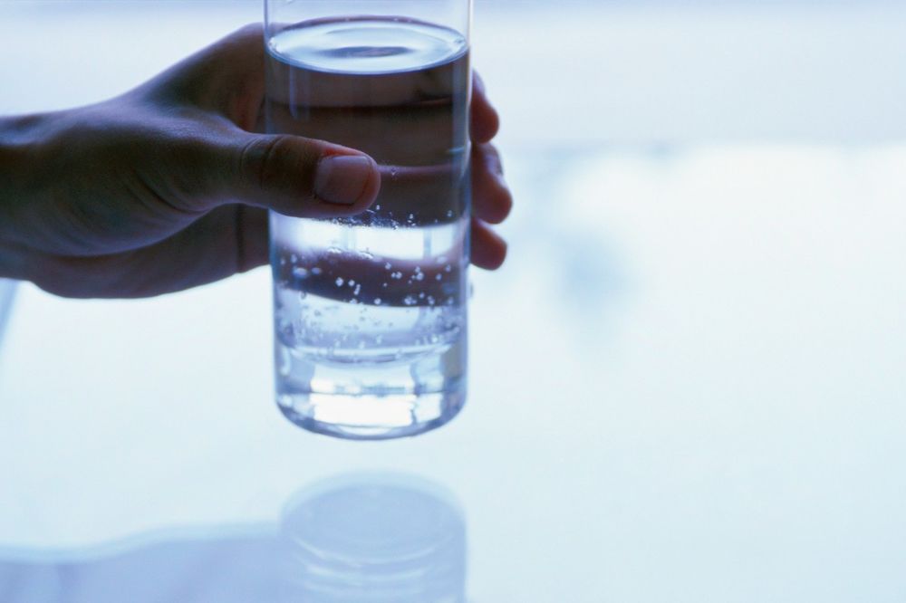 ISPRAVKA: Uz pomoć čaše vode NIJE moguće upiti „negativnu energiju“ u domu