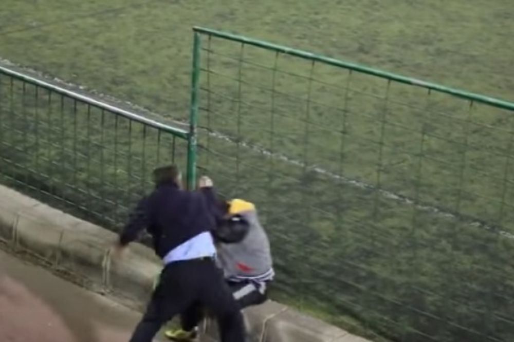 (UZNEMIRUJUĆI VIDEO) PALA KRV: Ovakvu brutalnu tuču očeva na dečjoj utakmici nikada niste videli
