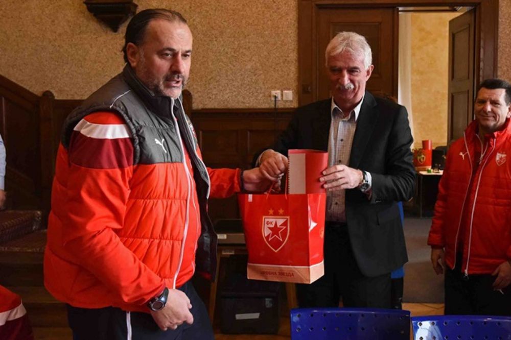 (FOTO) SUSRET U TRSTU: Legenda Partizana ugostila fudbalere Crvene zvezde