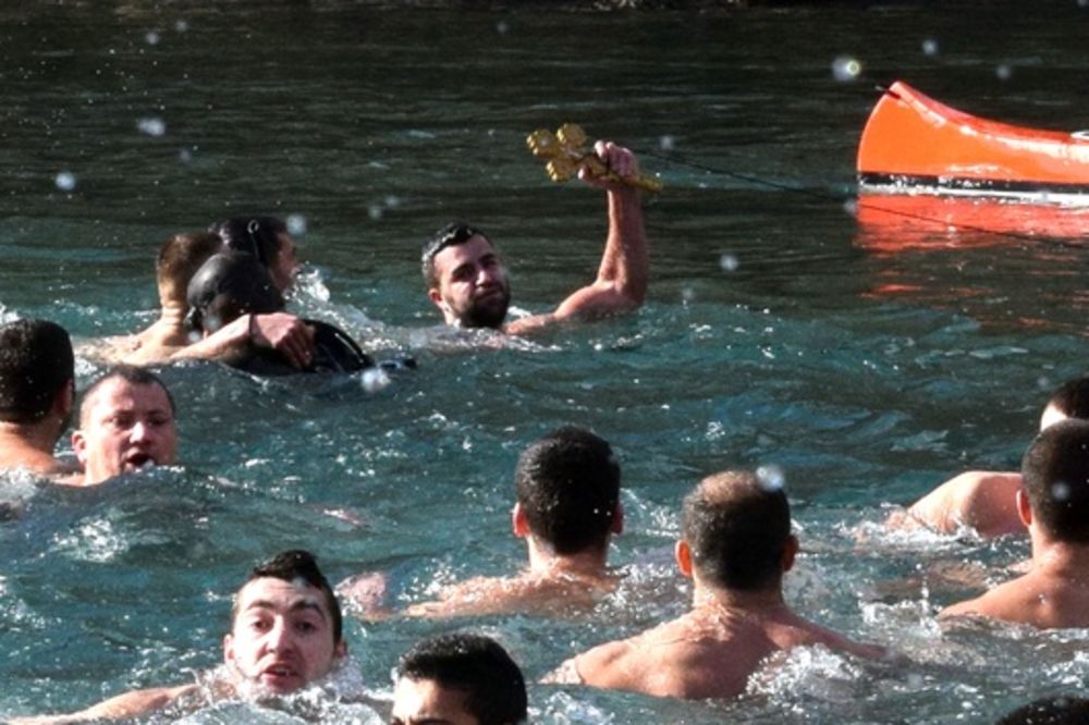 PRVI PUT DOŠAO I POBEDIO: Rade Dabetić iz Lijeve Rijeke prvi doplivao do časnog krsta u Podgorici!