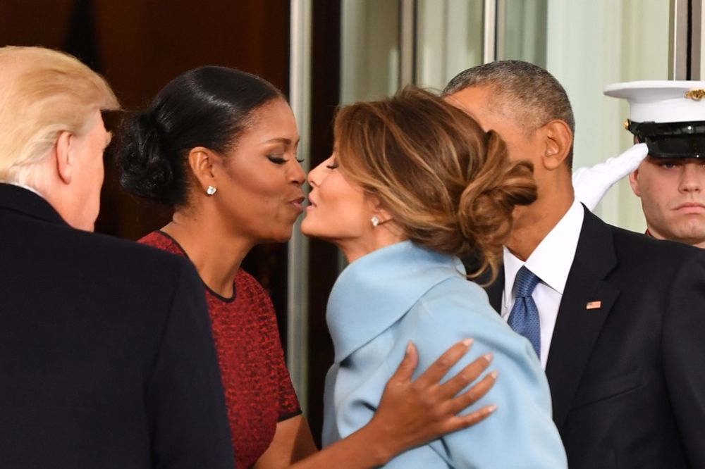 (FOTO) POLJUBAC O KOJEM PRIČA CEO SVET: Pogledajte susret Melanije Tramp i Mišel Obame