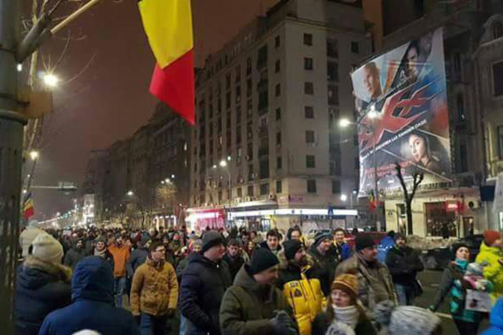 (FOTO) RUMUNSKI NAROD NA ULICAMA: 10.000  ljudi protestvuje protiv amnestije hiljade zatvorenika!