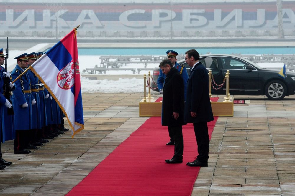 DELEGACIJA BIH U ZVANIČNOJ POSETI BEOGRADU: Zvizdić se poklonio srpskoj zastavi ispred Palate Srbija
