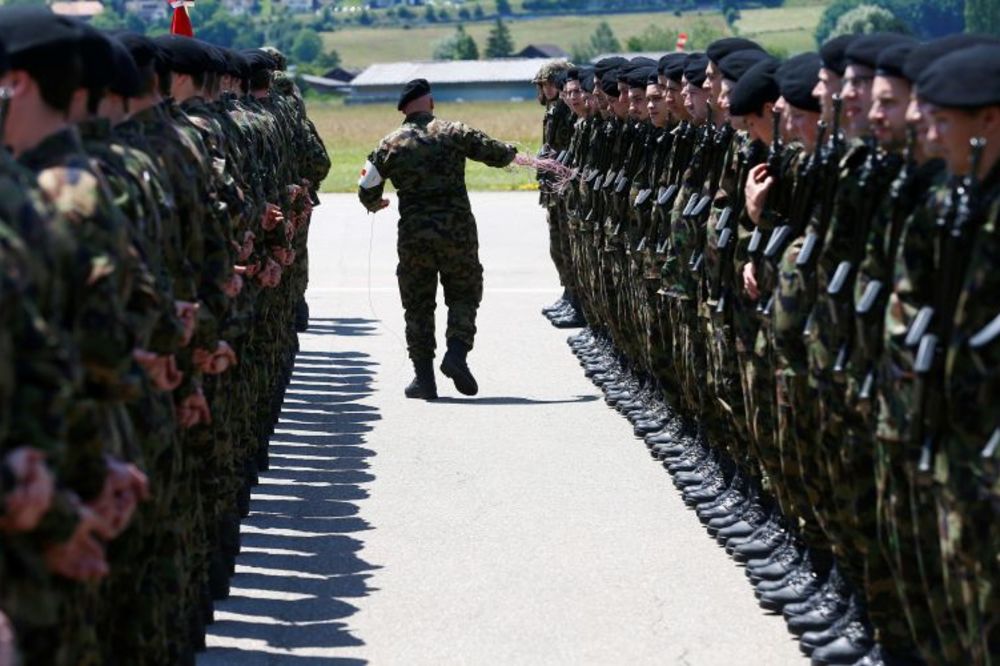 U ŠVAJCARSKOJ ĆE U VOJSKU MORATI I DEBELI: Nemaju više koga da regrutuju