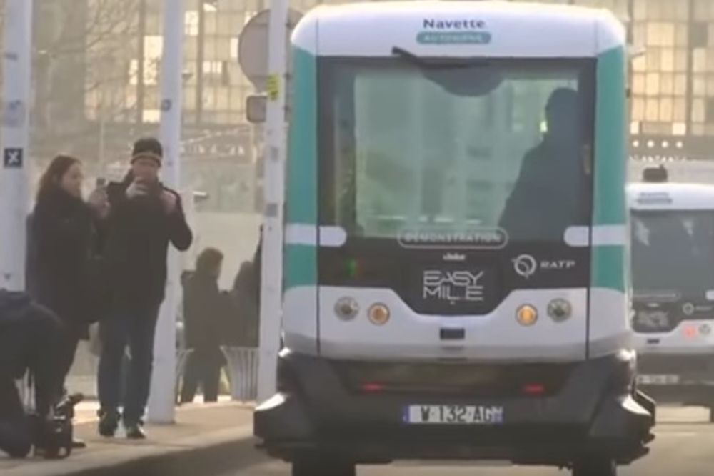 (VIDEO) AUTOBUS BEZ VOZAČA VOZI SE PARIZOM: Eksperimentalno vozilo pušteno u javni saobraćaj