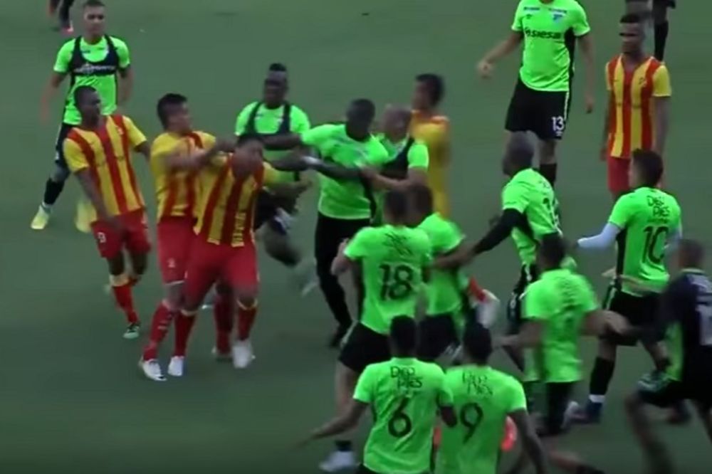(VIDEO) OPŠTA MAKLJAŽA: Pogledajte žestoku tuču fudbalera usred utakmice u Kolumbiji