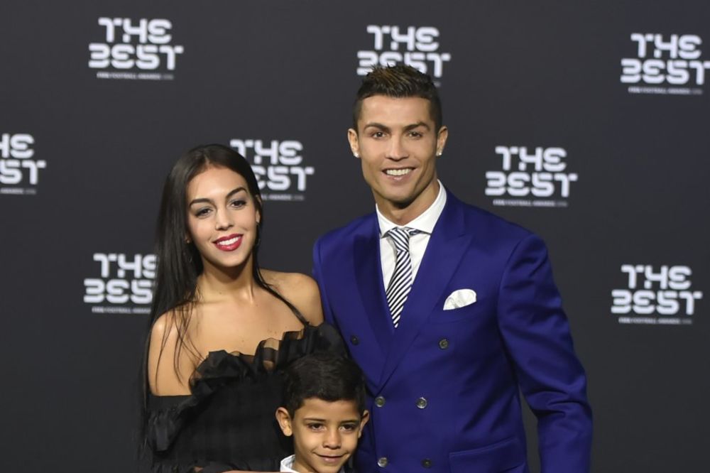 (FOTO) ŽENE, SPREMITE MARAMICE: Kristijano Ronaldo se ženi, majka Marija dala blagoslov!