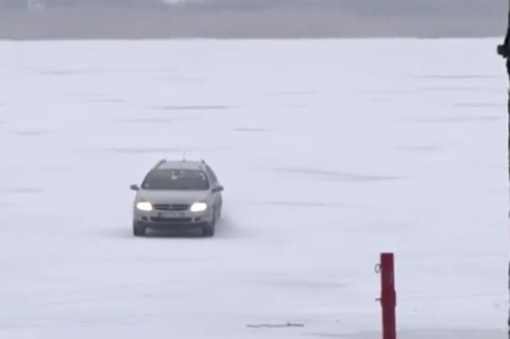 (VIDEO) HRABROST ILI LUDOST: Nišlija vozio automobil po zaleđenom Oblačinskom jezeru