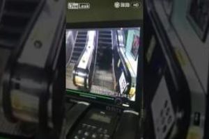(VIDEO) Deda pao na pokretnim stepenicama i to ne jednom, nego 12 PUTA!