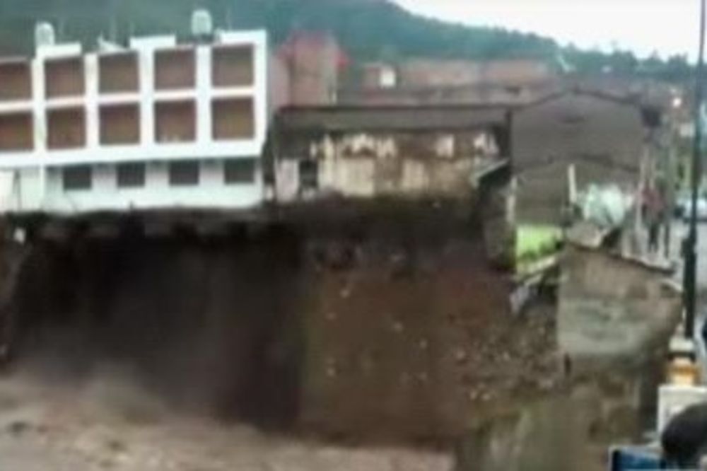 (VIDEO) STRAVIČAN PRIZOR: Hotel se urušio u reku zbog nezapamćenih poplava