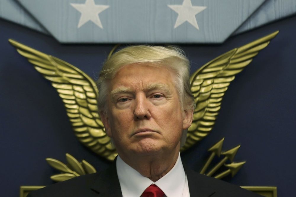 (FOTO) OVAKO MEDIJI VIDE DONALDA TRAMPA: Američki predsednik slikan kao anđeo sa krilima