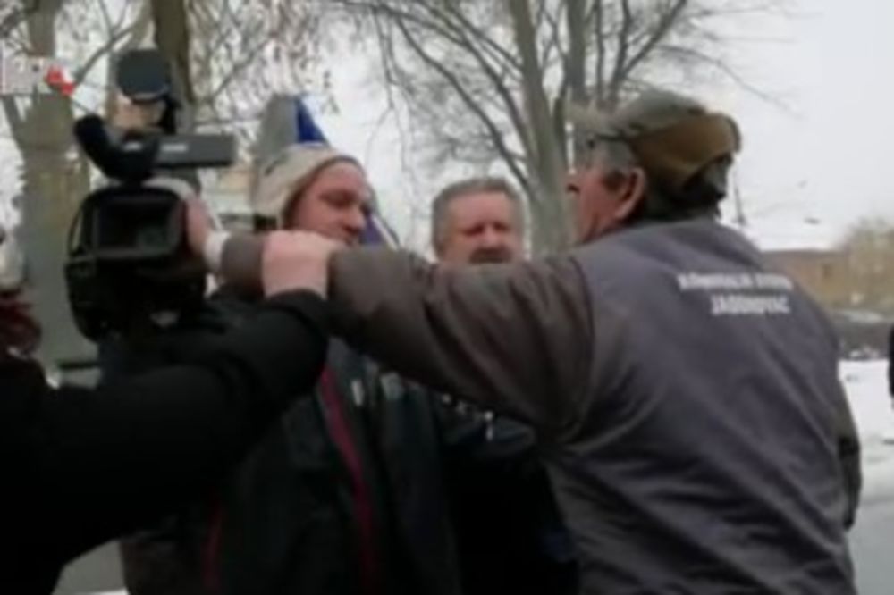 SKANDAL U JASENOVCU: Napadnut kamerman HRT koji je snimao protest antifašista