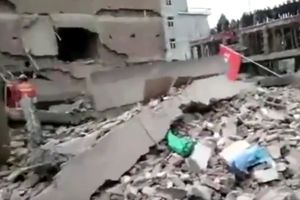 (VIDEO) TRI ZGRADE SE SRUŠILE IZ ČISTA MIRA: Devetoro ljudi ostalo ispod ruševina