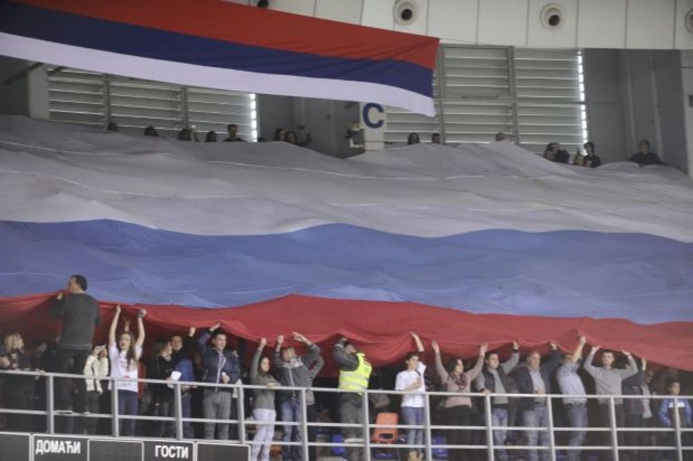 (VIDEO) SRBI DIRNULI BRAĆU: Evo kako su navijači u Čairu reagovali na rusku himnu