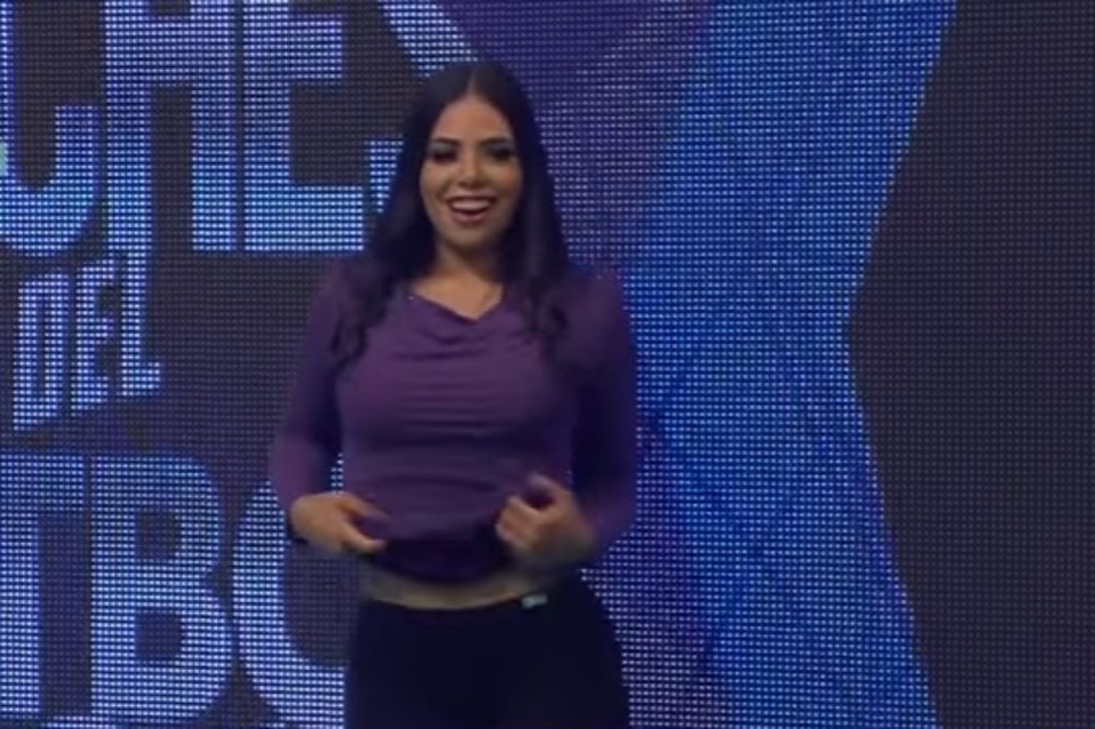 (VIDEO) ZAPALILA INTERNET Voditeljka u emisiji uživo podigla haljinu i pokazala tetovažu između nogu