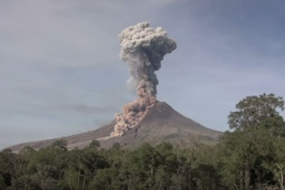 (VIDEO) SPEKTAKULARNI FENOMEN: Vulkan imao sedam erupcija za 24 sata!