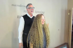 (VIDEO) 20 godina nije kratila kosu: Nakon šišanja ni najbliži je nisu prepoznali!