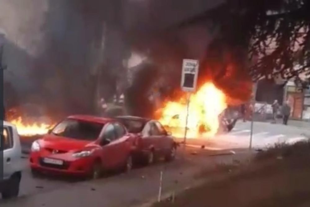(EKSKLUZIVNI VIDEO): Snimak eksplozije na Voždovcu, ljudi vrište, ulica gori, raznet narko-diler!