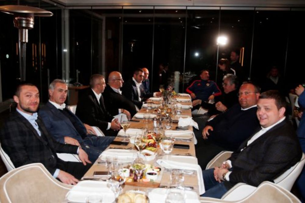 (VIDEO, FOTO) OVO SE RETKO VIĐA: Predsednik FSS za istim stolom za čelnicima Partizana i Zvezde