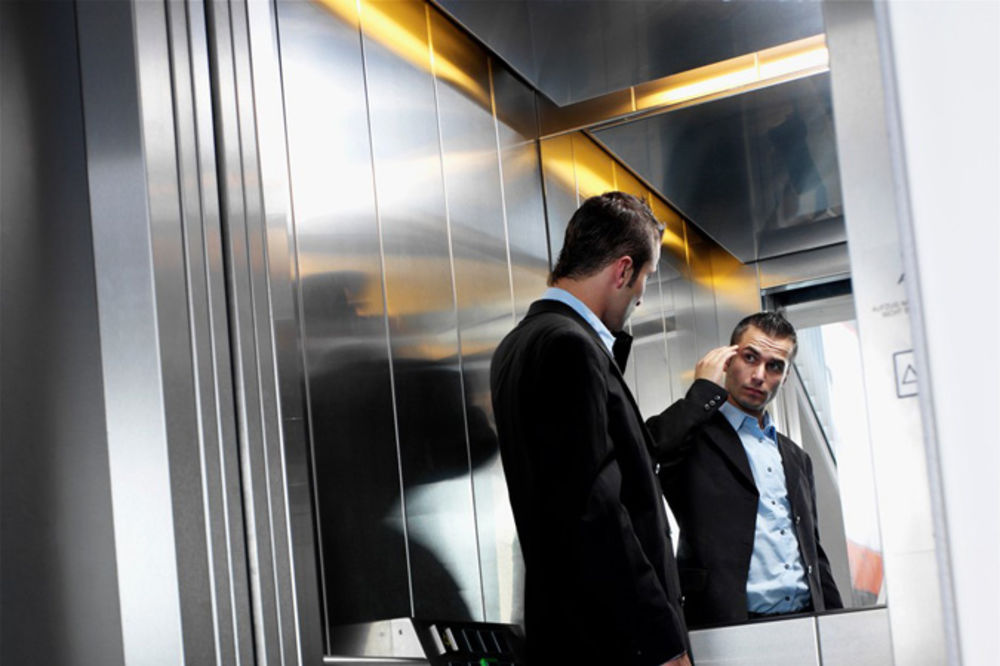 NIKADA VAM OVO NE BI PALO NA PAMET: Da li znate čemu služe OGLEDALA u liftovima?