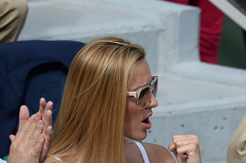 (FOTO) HVATALA SE ZA GLAVU: Ovako je Jelena Đoković bodrila Novaka na meču protiv Bautiste Aguta
