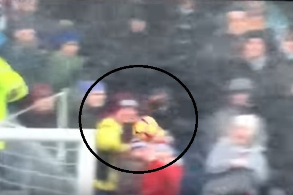(VIDEO) HEROJ JE NA TRIBINAMA: Pogledajte kako je navijač spasao BEBU snažnog udarca loptom u glavu