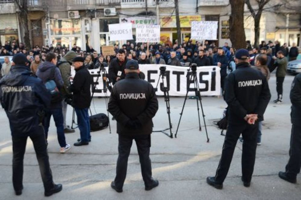 PROTESTI U KUMANOVU: Suđenje muškarcu koji je pregazio dečaka (4)