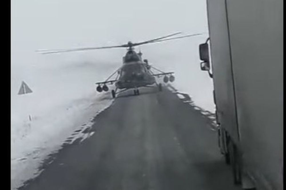 (VIDEO) PILOT ZALUTAO: Vojni helikopter napravio haos na autoputu u Kazahstanu!