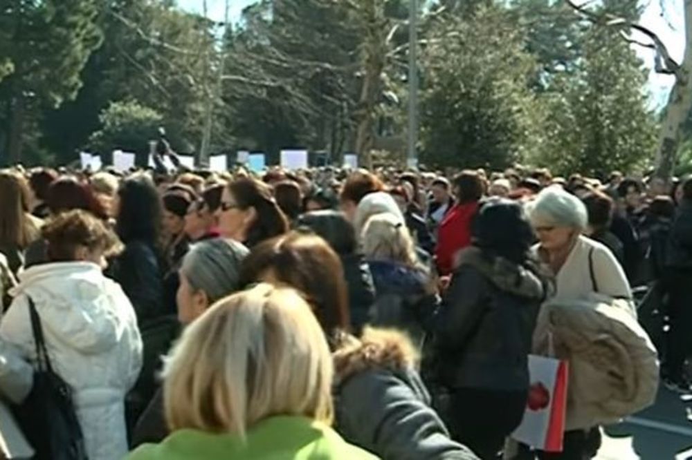 (VIDEO) CRNOGORSKE MAJKE NE ODUSTAJU: Ako nas odbiju na protest dolazimo sa decom